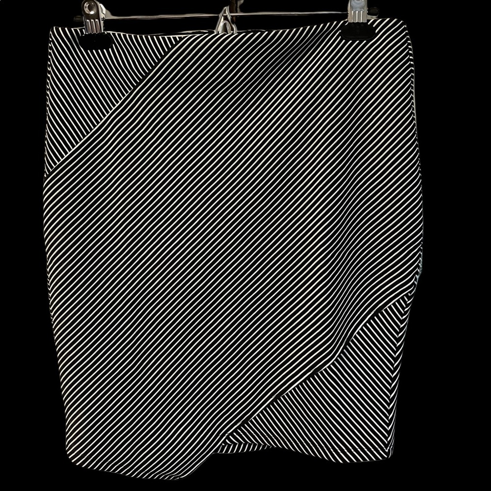 Stretch material Black and white striped skirt.